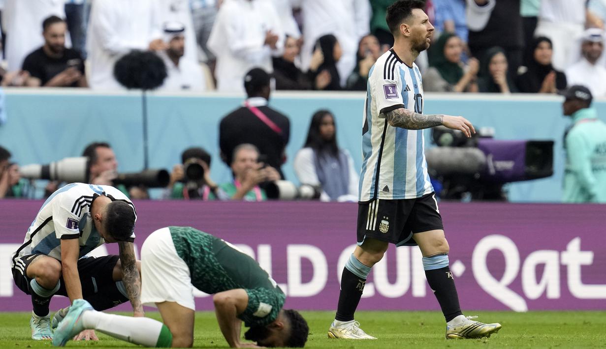 Penyerang Argentina Lionel Messi setelah kalah atas Arab Saudi pada laga pembuka Grup C Piala Dunia 2022 Qatar di Lusail Iconic Stadium, Lusail, Selasa (22/11/2022). Diunggulan sebagai juara, Tim Tango justru dipecundangi Arab Saudi pada laga pembuka Grup C. (AP Photo/Natacha Pisarenko)