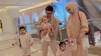 Zaskia Sungkar Bagikan Potret Keluarga Lengkap, Kompak Bareng Irwansyah dan 3 Anak