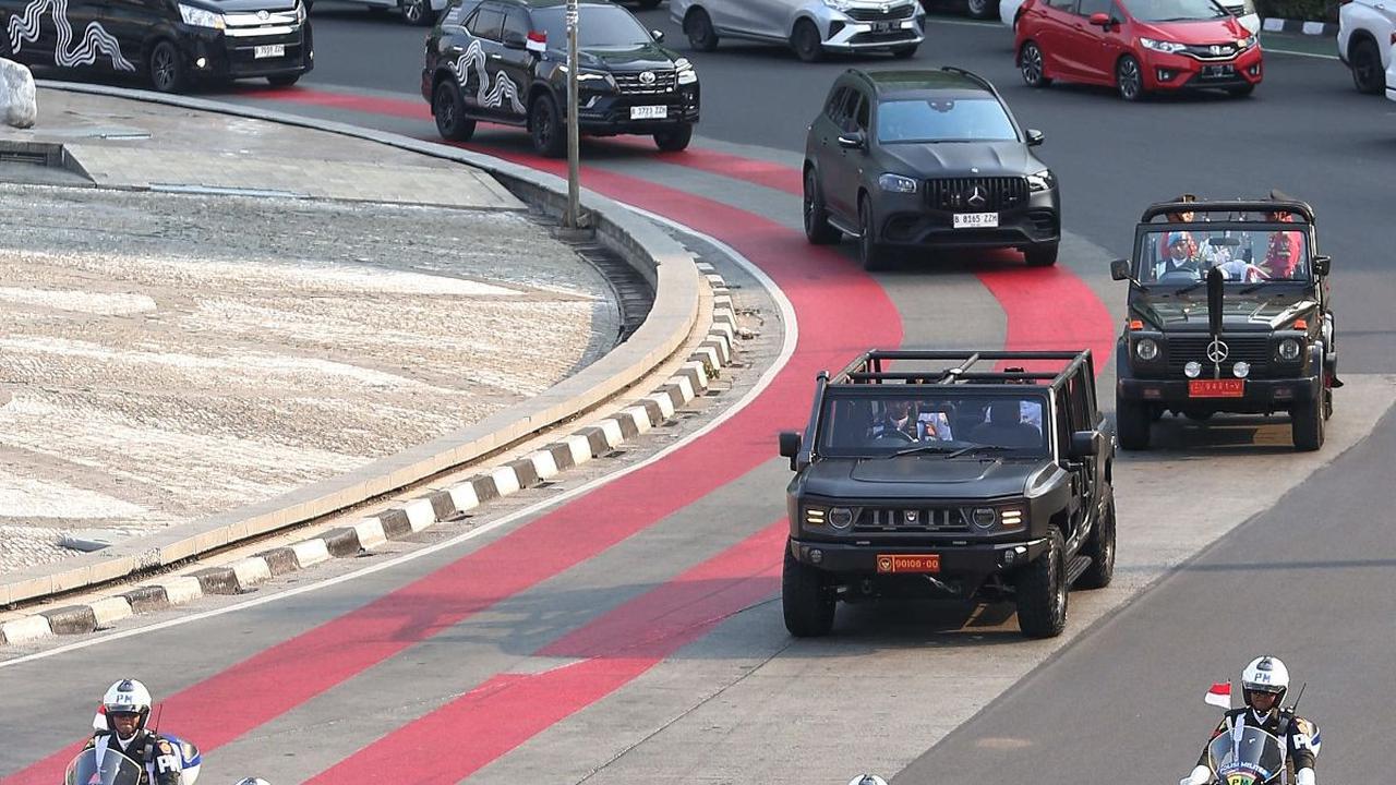 Sebanyak lima personel polisi bermotor tampak membentuk formasi saat mengawal Maung dengan empat kursi penumpang dan memiliki atap terbuka.&nbsp;Foto: Liputan6.com/Angga Yuniar