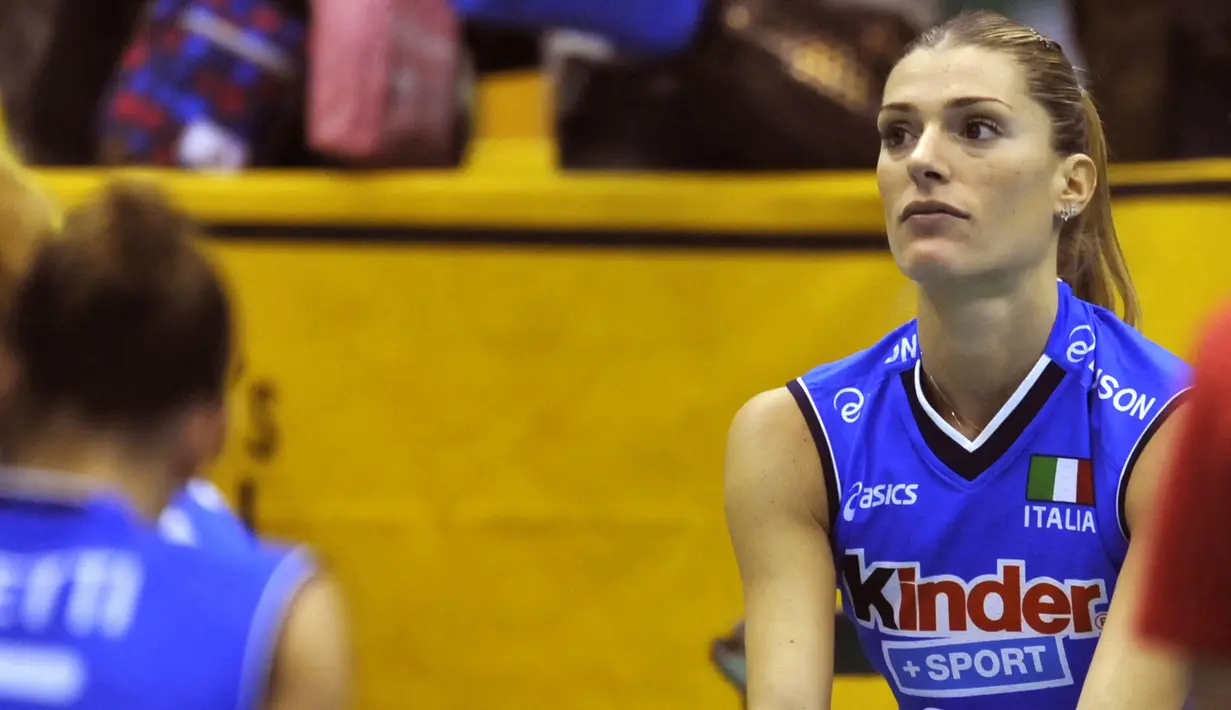 Ekspresi pevoli wanita asal Italia, Francesca Piccinini (kanan) setelah dikalahkan Brasil dalam babak penyisihan Pool B World Women's Volleyball Championship yang berlangsung di Hamamatsu, Jepang (3/11/2010). (AFP/Kazuhiro Nogi)