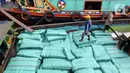 Letaknya yang berada di pinggir Sungai Musi memudahkan pengangkutan barang menggunakan kapal. (Liputan6.com/Herman Zakharia)