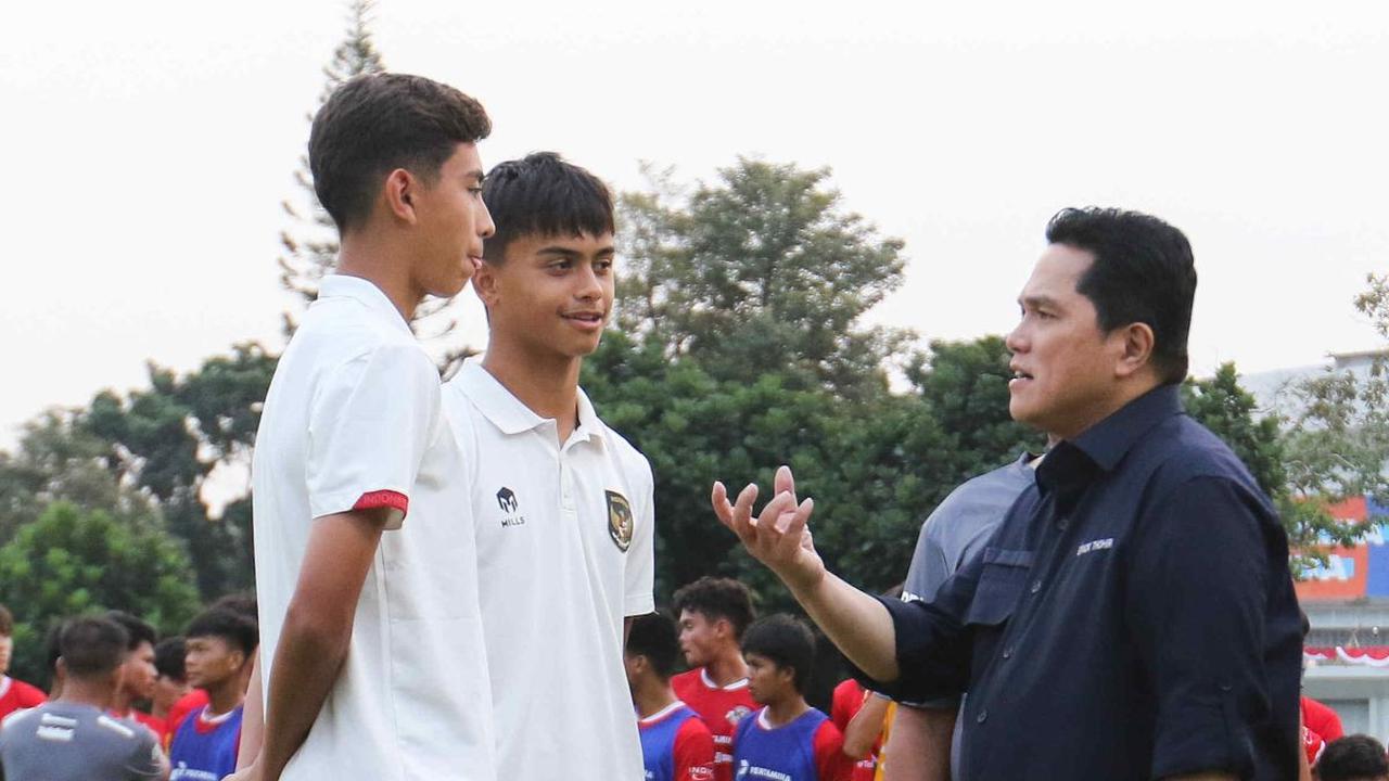 Ketua Umum PSSI Erick Thohir melakukan peninjauan langsung para peserta seleksi pemain Timnas Indonesia
U-17 di Lapangan A, Gelora Bung Karno (GBK), Senayan, Jakarta, Rabu (16/8/2023).