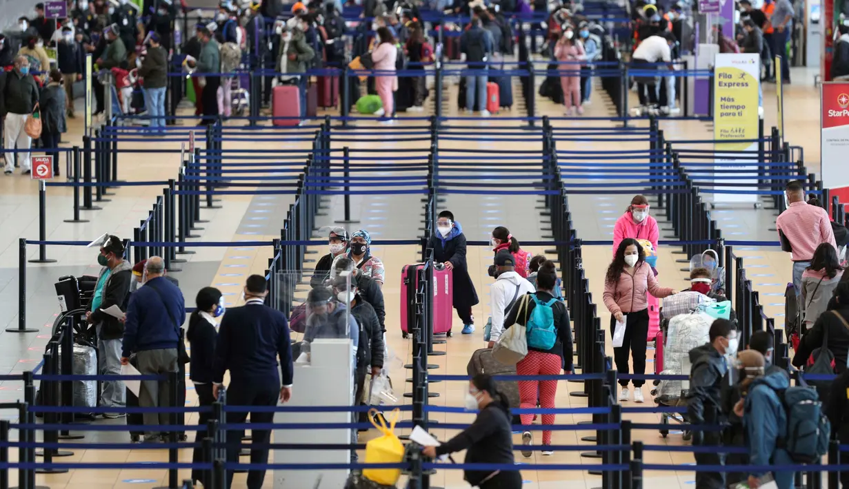 Penumpang melakukan check-in di Bandara Internasional Jorge Chavez di Callao, Peru, Senin (5/10/2020). Bandara terbesar Peru pada Senin, 5 Oktober, membuka kembali penerbangan penumpang internasional yang dihentikan selama lebih dari enam bulan di tengah pandemi COVID-19. (AP Photo/Martin Mejia)