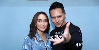 Demian mendapat undangan khusus dari produser America's Got Talent. Suami Sara Wijayanto itu sempat tidak percaya mendapat undangan khusus dari produser acara yang digemari oleh masyarakat Amerika Serikat tersebut. (Nurwahyunan/Bintang.com)