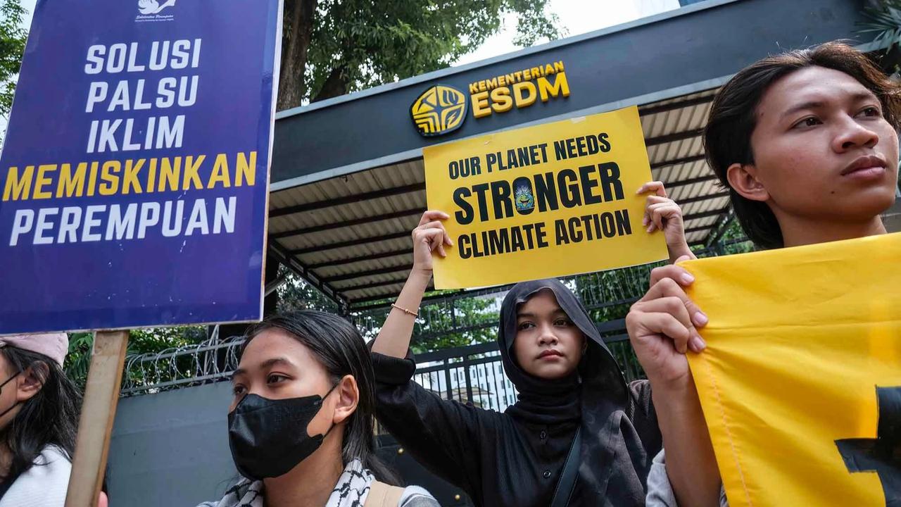 FOTO: Demo Hari Bumi Soroti Transisi Energi Nasional