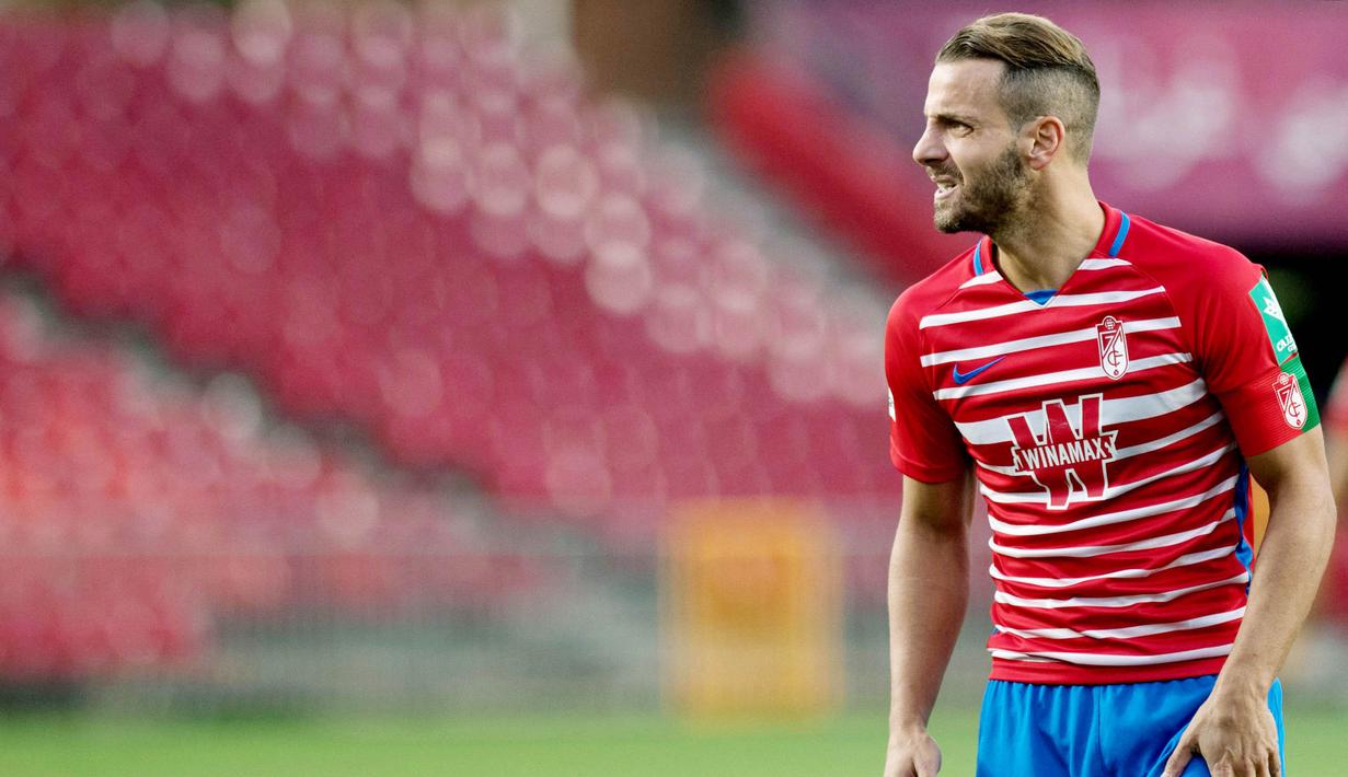 5. Roberto Soldado (Granada) - Striker berusia 35 tahun ini merupakan salah satu pemain berpengalaman di La Liga. Pernah membela enam klub berbeda LaLiga, Soldado telah mengemas 118 gol dari 282 pertandingan. (AFP/Jorge Guerrero)