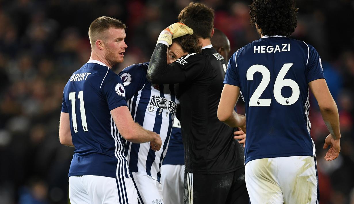 Para pemain West Brom merayakan keberhasilan menahan imbang Liverpool pada lanjutan Premier League di Anfield, Liverpool, (13/12/2017). Liverpool bermain imbang 0-0. (AFP/Paul Ellis)