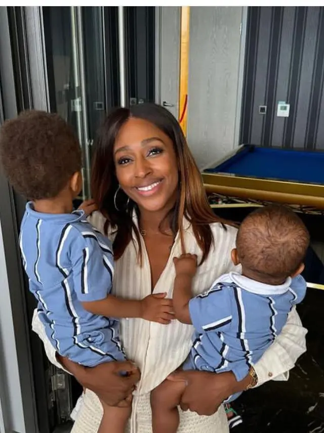 Alexandra Burke bersama kedua anaknya