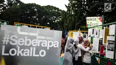 Pengunjung  mengamati produk kerajinan UKM dalam acara MakerFest 2018 di Gelora Bung Karno, Senayan, Jakarta, Minggu (16/12). Sebanyak 102 UMKM berpartisipasi dalam Gerakan Bangga Kreasi Lokal di Makerfest Indonesia. (Liputan6.com/Faizal Fanani)