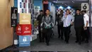 Firli keluar pukul 11.45 WIB dari Gedung Dewas KPK. Firli, yang mengenakan kemeja biru muda, tampak tersenyum sambil masuk ke mobil. (Liputan6.com/Herman Zakharia)