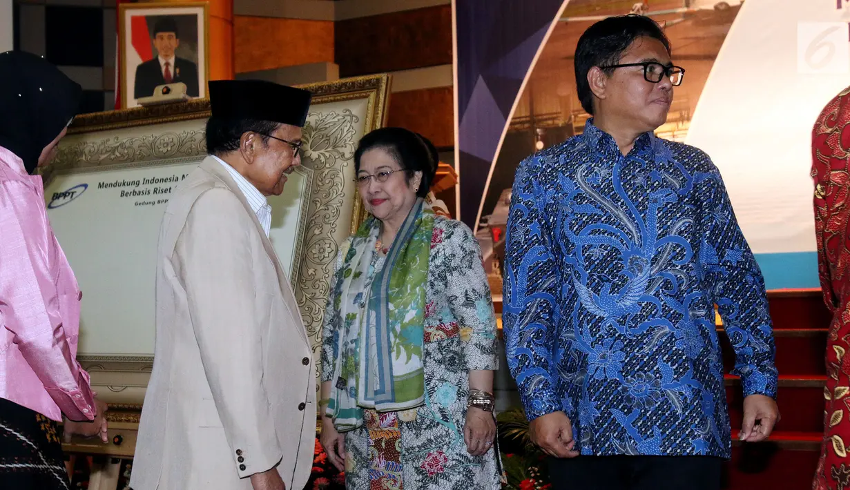 Presiden ke-3 BJ Habibie bersama Presiden ke-5 Megawati dan Kepala BPPT Unggul Priyanto saat menghadiri acara Dialog Nasional di gedung BPPT, Jakarta, Rabu (9/5). (Liputan6.com/JohanTallo)