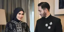 Kali ini Syahnaz kenakan kebaya dengan siluet longgar yang mampu hadirkan tampilan anggun sekaligus nyaman. [Foto: Instagram/ Syahnaz Sadiqah]