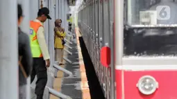 Institute for Development of Economics and Finance (INDEF) menilai rencana pemerintah mengubah skema pemberian subsidi untuk KRL Jabodetabek menjadi berbasis Nomor Induk Kependudukan (NIK) mulai tahun 2025 akan semakin membebani kelas menengah. (Liputan6.com/Angga Yuniar)