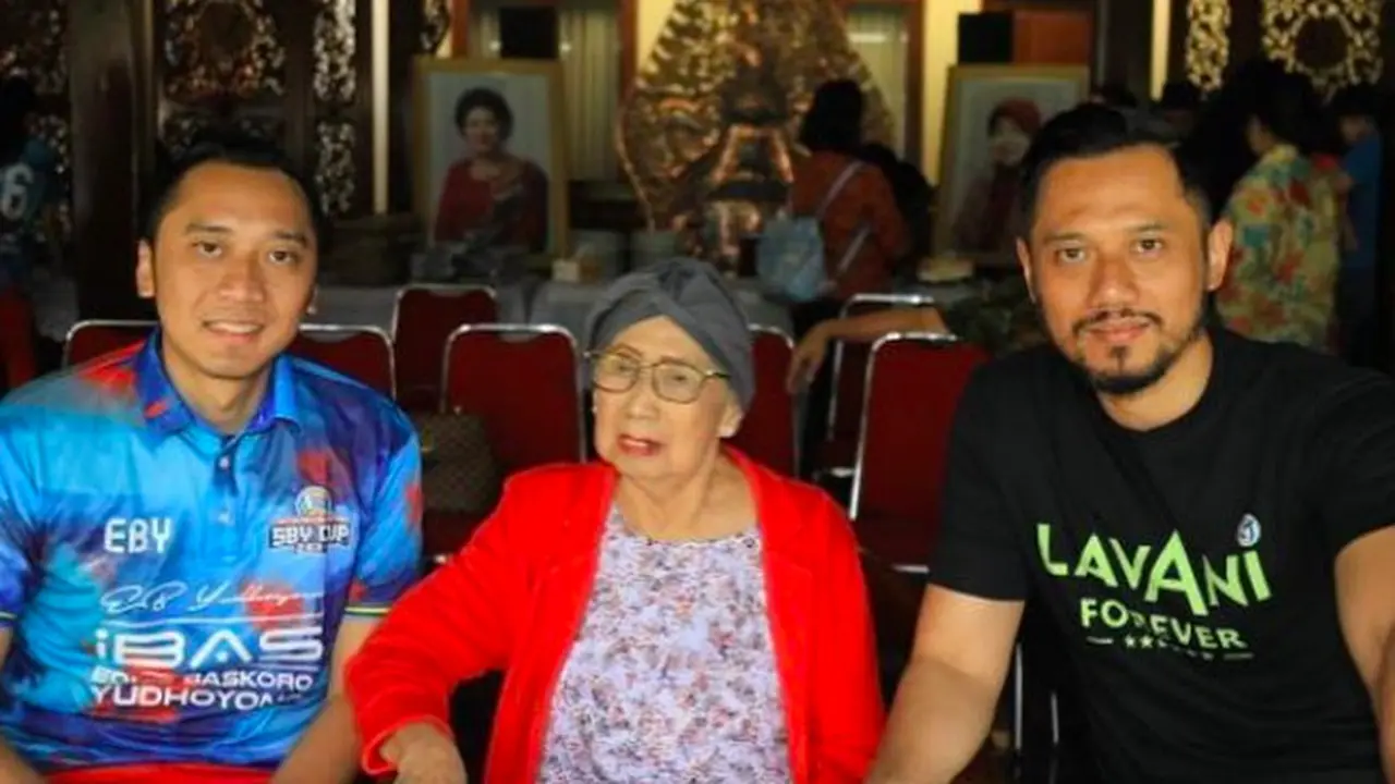 Almarhumah Sri Sunarti Hadiyah saat berfoto bersama dua cucunya Agus Harimurti Yudhoyono dan Edhy Baskoro Yudhoyono. (@agusyudhoyono)