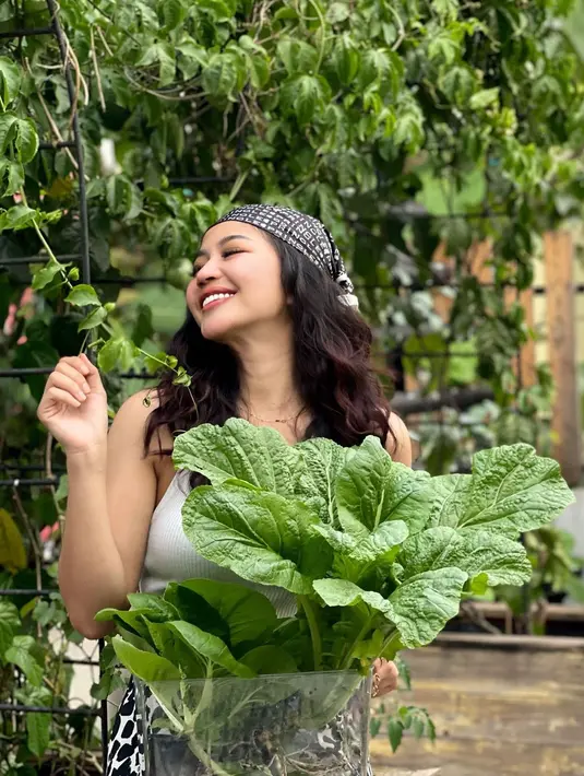 Eriska Nakesya istri dari Young Lex ini ternyata memiliki hobi berkebun. Diketahui memiliki kebun mini di rumah. (FOTO: instagram.com/eriskanakesya/)
