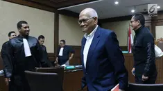 Dorodjatun Kuntjoro-Jakti (tengah) saat jeda persidangan di Pengadilan Tipikor, Jakarta, Senin (16/7). Dorodjatun bersaksi pada sidang kasus korupsi penerbitan SKL BLBI dengan terdakwa Syafruddin Arsyad Temenggung. (Liputan6.com/Helmi Fithriansyah)