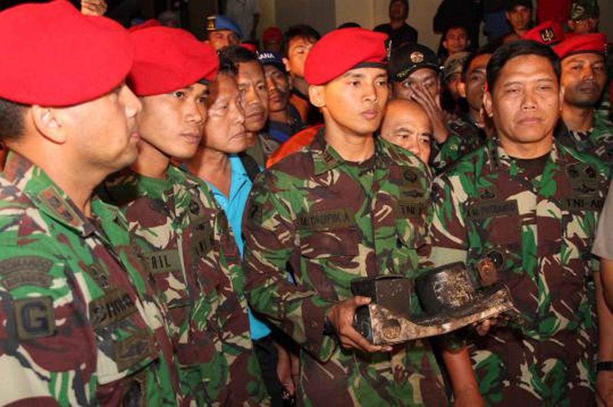 Anggota Kopassus menemukan Black Box pesawat Sukhoi SJ 100  yang jatuh 