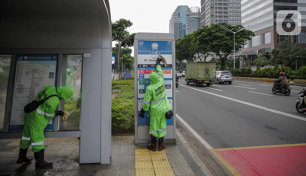 Petugas membersihkan ruang publik kawasan pedestrian Sudirman, Jakarta, Kamis (19/3/2020). Penyemprotan dilakukan untuk antisipasi dan pencegahan penyebaran COVID-19 di lingkungan ruang publik yang banyak di gunakan oleh masyarakat. (Liputan6.com/Faizal Fanani)