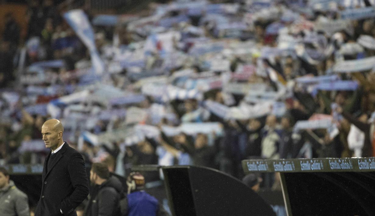 Ekspresi pelatih Real Madrid, Zinedine Zidane saat timnya melawan Celta Vigo pada leg kedua perempat final Copa Del Rey 2017 di Balaidos stadium, Vigo, Spain, Rabu (25/1/2017). Madrid bermain imbang 2-2. (AP/Lalo R. Villar) 