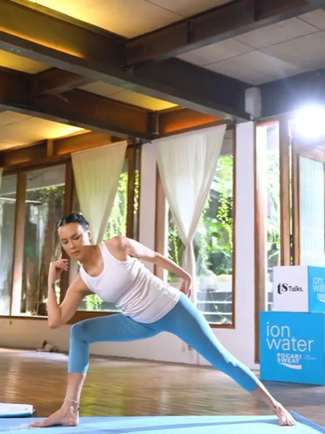 Sophia Latjuba lakukan yoga (Instagram/sophia_latjuba88)