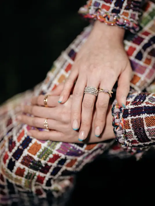 Laura juga mempercantik jemarinya dengan koleksi cincin dari Tiffany & Co. [Foto: Instagram/ Laura Basuki]