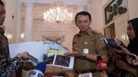 Ahok menunjukan peta genangan baru di Jakarta (Liputan6.com/Delvira)