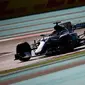 Pebalap Mercedes, Lewis Hamilton, menjadi yang tercepat pada sesi latihan bebas ketiga F1 GP Abu Dhabi di Sirkuit Yas Marina, Uni Emirat Arab, Sabtu (25/11/2017). (Bola.com/Twitter/F1)