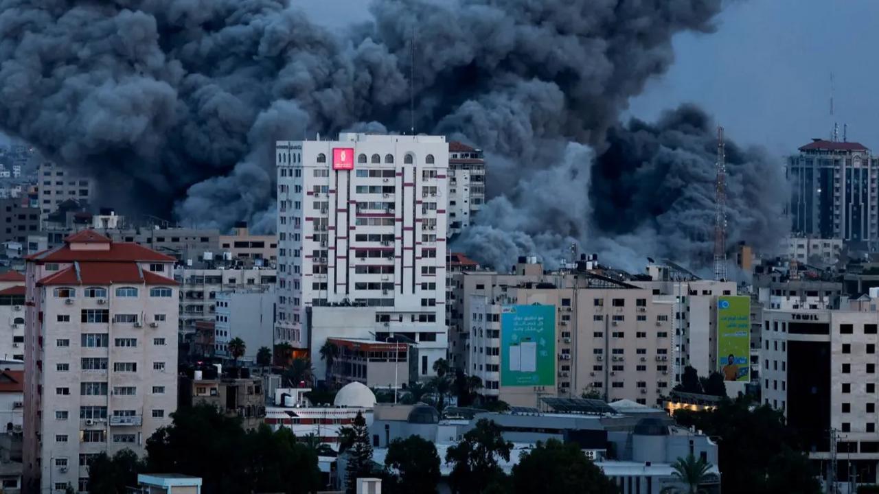 Serangan Hamas yang meluncurkan 5 ribu roket ke wilayah Israel langsung mendapat respon militer Israel dengan melakukan serangan rudal yang mematikan.