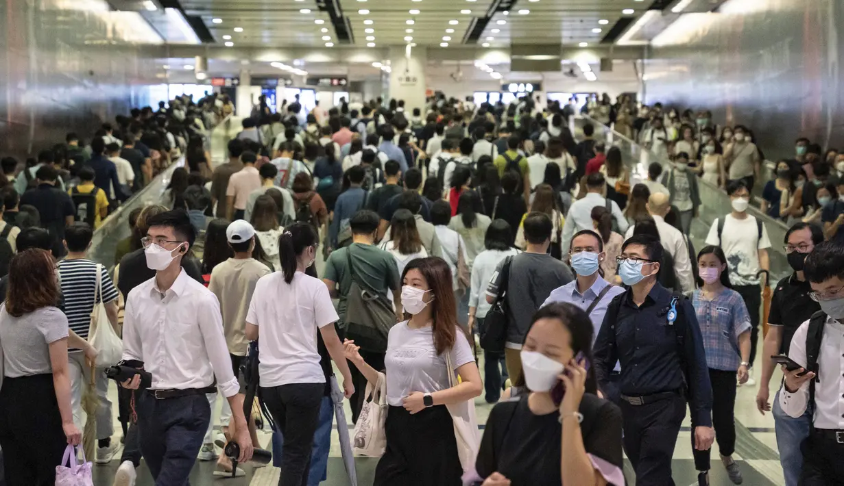 Orang-orang transit di stasiun MTR Pusat untuk kembali bekerja saat tingkat siaga untuk badai tropis Ma-on diturunkan di Hong Kong, Kamis (25/8/2022). Badai Tropis Ma-on semakin kuat saat menuju Hong Kong dan bagian tenggara lainnya China pada hari Rabu setelah menggusur ribuan orang di Filipina. (AP Photo/Anthony Kwan)