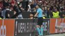 Wasit Danny Makkelie memeriksa rekaman VAR untuk mengambil keputusan saat laga leg kedua semifinal Liga Europa 2023/2024 antara Bayer Leverkusen menghadapi AS Roma di BayArena, Leverkusen, Kamis (9/5/2024). (AP Photo/Matthias Schrader)