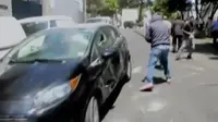 Rekaman video amatir menunjukkan para pelaku menyerbu, menyerang, dan merusak mobil para pengemudi uber taksi.