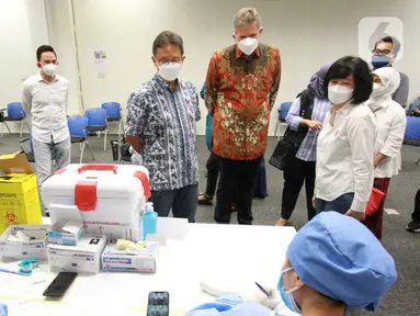 Menteri Kesehatan Budi Gunadi Sadikin (kiri), Presiden Direktur Prudential Indonesia Jens Reisch (tengah) dan jajaran manajemen Prudential Indonesia meninjau sentra vaksinasi Prudential Indonesia di PRUUniversity, Kota Kasablanka, Jakarta, Sabtu (14/8/2021). (Liputan6.com/HO/Pru)