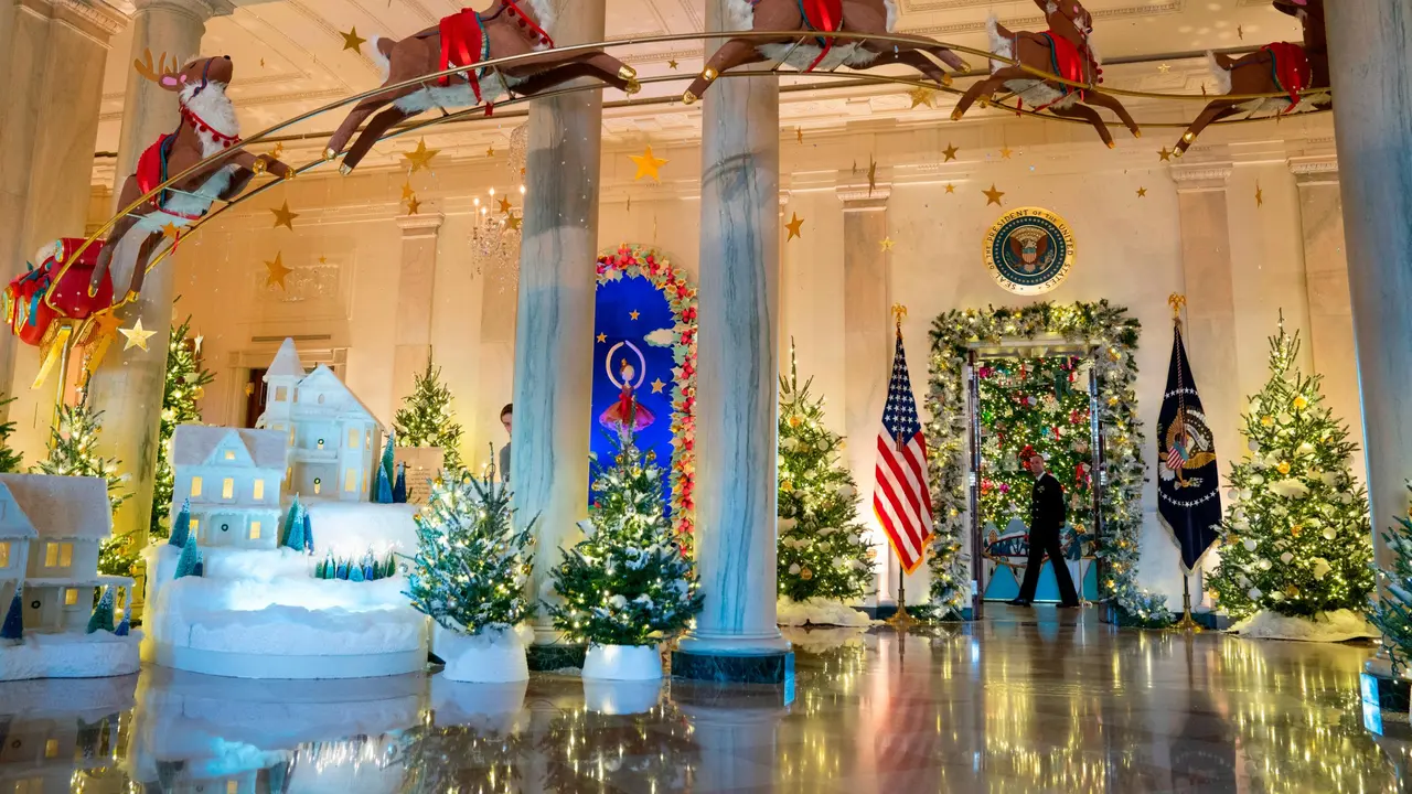 Dekorasi natal di Gedung Putih Amerika Serikat (AS) yang mengangkat tema "Magic, Wonder and Joy" pada tahun 2023. (AP/Evan Vucci)