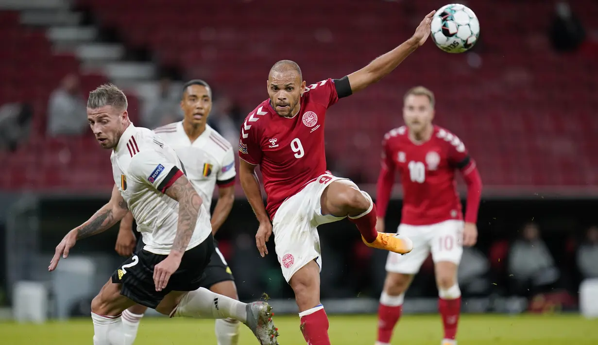 Pemain Belgia, Toby Alderweireld, berebut bola dengan pemain Denmark, Martin Braithwaite, pada laga UEFA Nations League di Stadion Parken, Minggu (6/9/2020). Belgia menang 2-0 atas Denmark. (Liselotte Sabroe/Ritzau Scanpix via AP)