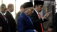 Presiden Joko Widodo (Jokowi) dan Perdana Menteri (PM) Malaysia Mahathir Mohamad melakukan salat Jumat bersama di Masjid Jami' Baitussalam, Istana Bogor, Jawa Barat, Jumat (29/6). (Liputan6.com/Pool/Wihdan)