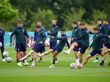 Para pemain Italia berlatih menendang bola selama sesi latihan di tempat latihan Tottenham Hotspur di London, Sabtu (10/7/2021). Italia akan bertanding melawan Inggris pada final Euro 2020 di Stadion Wembley. (AP Photo/Frank Augstein)