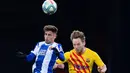 Gelandang Espanyol, Oscar Melendo berebut bola dengan gelandang Barcelona, Ivan Rakitic pada pekan ke-19 La Liga di RCDE Stadium, Sabtu (4/1/2020). Hampir saja menang, Barcelona harus puas menerima hasil imbang 2-2 atas Espanyol. (PAU BARRENA / AFP)