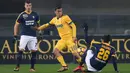 Striker Juventus, Paulo Dybala, berusaha melewati bek Hellas Verona, Martin Caceres, pada laga Serie A, Italia, di Stadion Marc'Antonio Bentegodi, Sabtu,(30/12/2017). Juventus menang 3-1 atas Hellas Verona. (AP/Filippo Venezia)