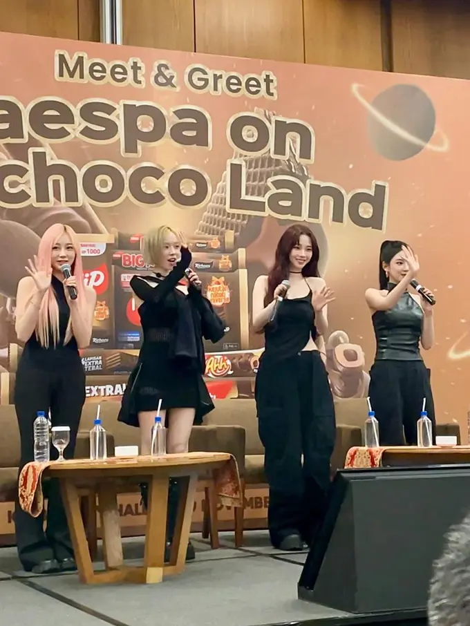 Elegan dan Misterius, Aespa Tampil Serba Hitam di Richoco Land dengan Pesona Metaverse