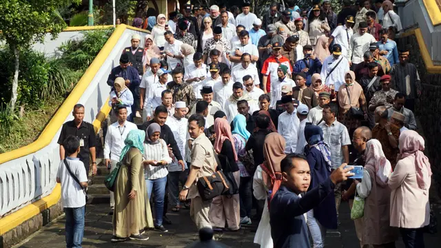 Prabowo Ziarah Makam Soeharto
