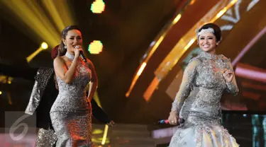 Zaskia Gotik (kiri) dan Dewi Persik saat tampil di Konser Raya 22 Tahun Indosiar, Jakarta, Rabu (11/1). Perayaan HUT Indosiar ke-22 ini dimeriahkan oleh artis-artis papan atas Indonesia. (Liputan6.com/Herman Zakharia)