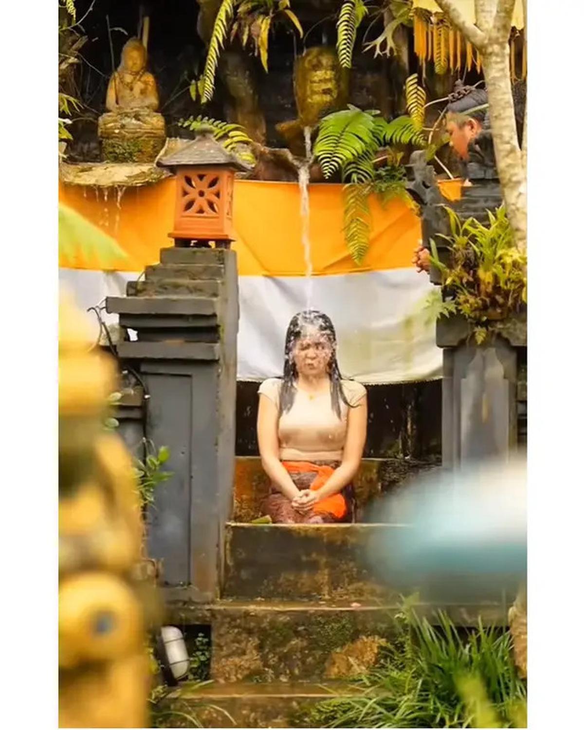 5 Potret Marshanda Melukat di Bali, Khusyuk Pejamkan Mata di Bawah Air Mengalir