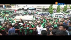Lengkap dengan menggunakan atributnya, ratusan pengemudi ojek online mendatangi kampus Bina Darma Palembang, Sumatera Selatan.