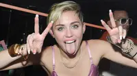 Berikut deretan busana kontroversial yang digunakan oleh Miley Cyrus.