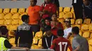Salah satu suporter setia Timnas Indonesia yang ada di tribun VIP terlihat meminta Ferdinand Sinaga untuk bersabar dan meredakan emosinya, (11/5/2014). (Liputan6.com/Helmi Fithriansyah)  