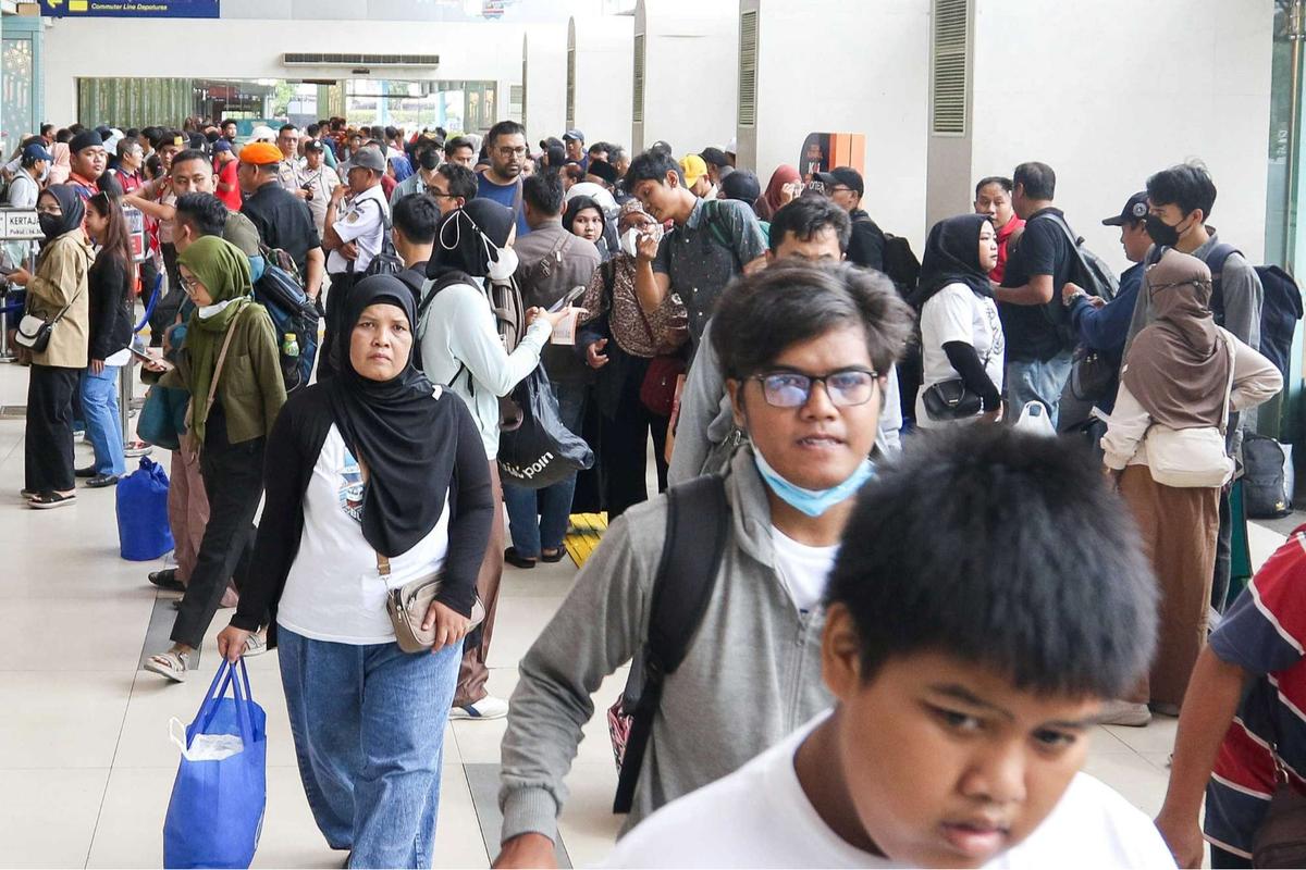 Stasiun Pasar Senen dipadati pemudik jelang Lebaran 2025