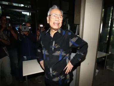 Anggota Anggota Majelis Kehormatan MK Bagir Manan tersenyum setibanya di Gedung KPK, Jakarta, Kamis (2/2). Lima anggota Majelis Kehormatan MK lainnya datang untuk penggalian bukti terkait pelanggaran kode etik Patrialis Akbar. (Liputan6.com/Helmi Afandi)