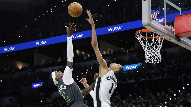 Pemain Spurs Victor Wembanyama memblok pemain Timberwolves