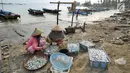 Pedagang ikan menunggu pembeli di kawasan Pasar Sumur Jaya, Pandeglang, Banten, Sabtu (3/8/2019). Aktivitas warga Kecamatan Sumur yang menjadi lokasi terdekat dari episentrum gempa Banten saat ini sudah kembali normal. (merdeka.com/Arie Basuki)