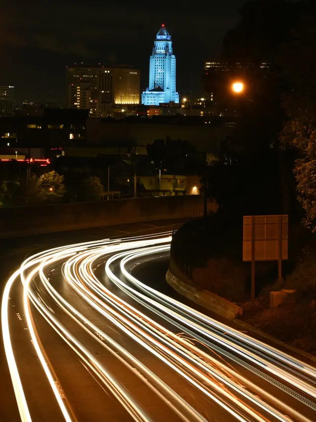 FOTO: Dukung Petugas Medis, Balai Kota Los Angeles Menyala Biru